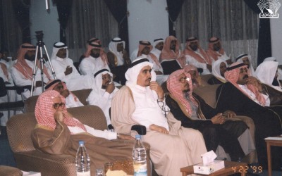 من إحدى فعاليات النادي ويظهر فيها من الرواد : عبد الفتاح أبو مدين – عبد الله بن إدريس وآخرون ..