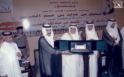 من التكريم الكبير للأستاذ محمد بن عبد الله الحميد ( رئيس مجلس إدارة النادي الأسبق) في قصر أبها برعاية الأميرين / خالد الفيصل – فيصل بن خالد وحضور وكيل وزارة الثقافة والإعلام للشؤون الثقافية د. بكر باد قادر ..