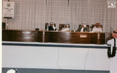 من ملتقى القصة الأول ، ويظهر فيه الراحل / عبد العزيز مشري …