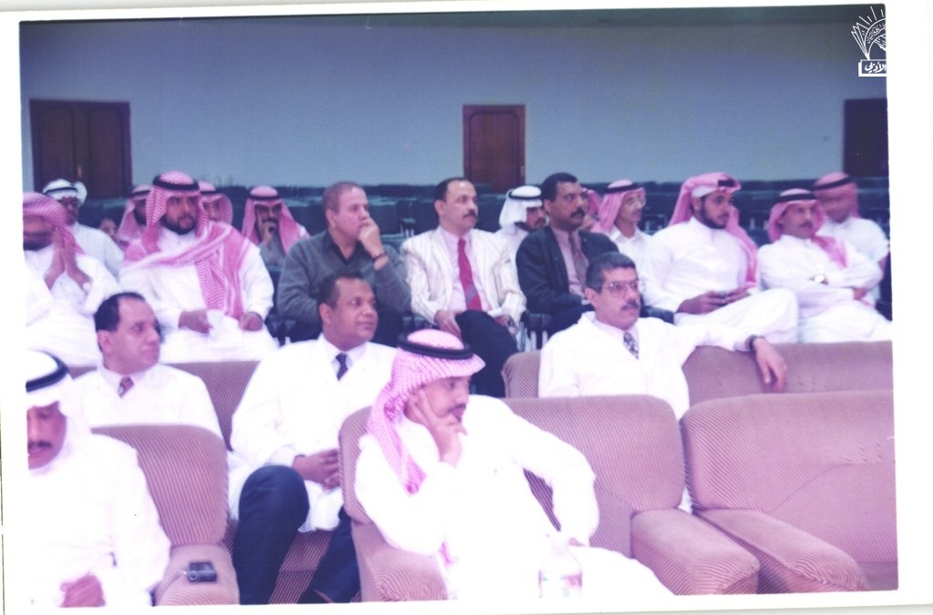 إحدى محاضرات النادي الثرية ..