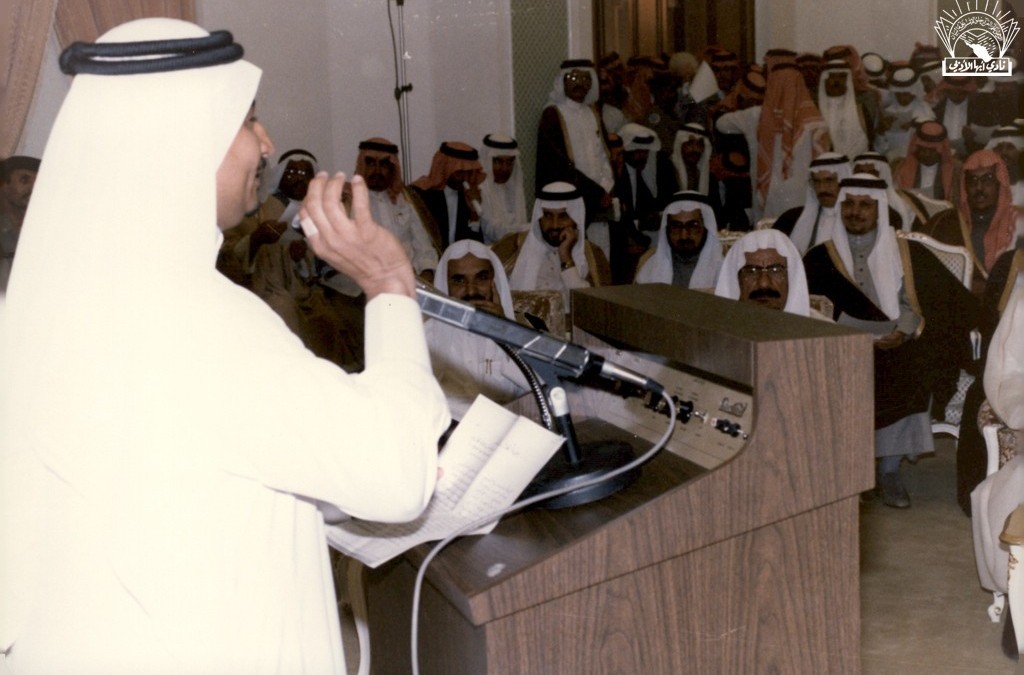 صور منوعة من لقاءات أدباء المنطقة ، ومن تكريمات النادي بعض أدبائها ، ومن ورشات العمل الأدبي ….
