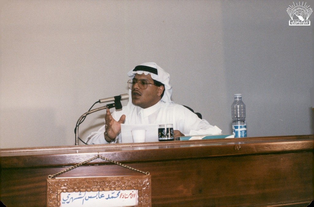 من أماسي النادي الشعرية .. ويظهر فيها بعض الشعراء ، منهم / محمد عابس – أحمد التيهاني – علي الحفظي .. كما يظهر من حضورها الأستاذ الأديب / عبد الخالق بن سليمان الحفظي …