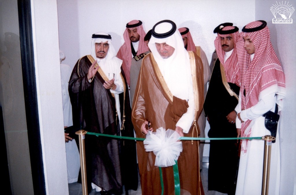 إحدى زيارات أمير المنطقة / خالد الفيصل مقر النادي في افتتاح منتدى الرواد بمقر النادي . ..