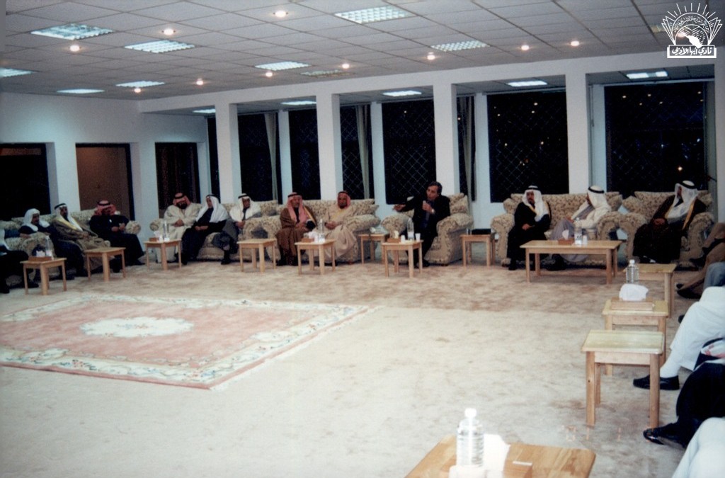 مسامرة مع الشاعر / عمر الفراّ .