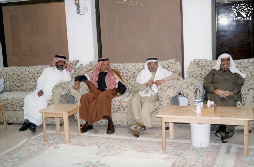 الأديب / محمد زايد الألمعي وإحدى مسامراته في النادي ..