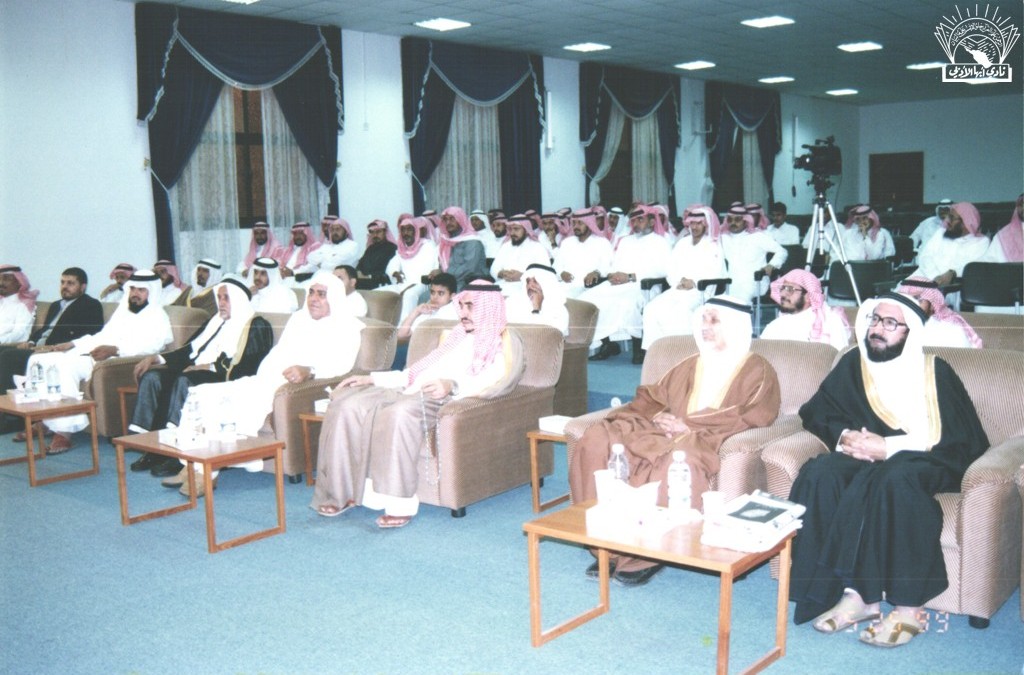 من أماسي النادي الشعرية : مجموعة من الشعراء …