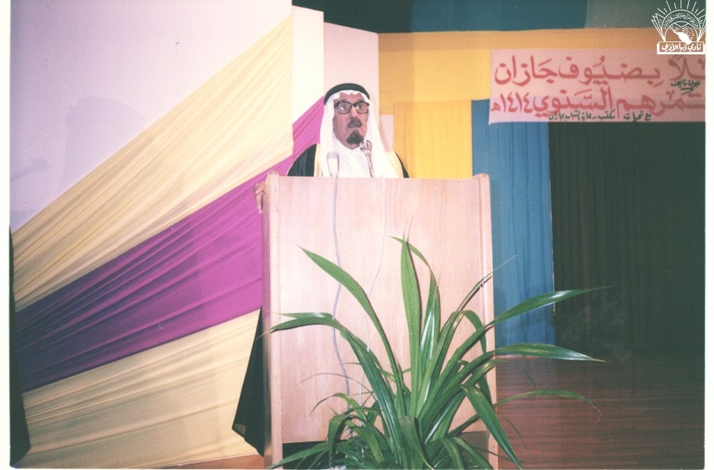 مع بعض أدباء جيزان في أحد لقاءاتهم في نادي أبها الأدبي ..